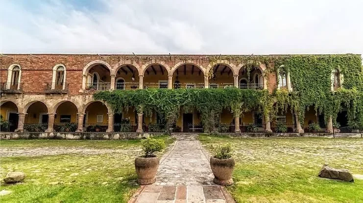 Colonial façade at Hacienda El Carmen