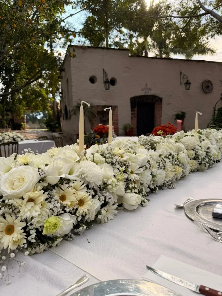 Wedding table arrangement at Hacienda El Carmen